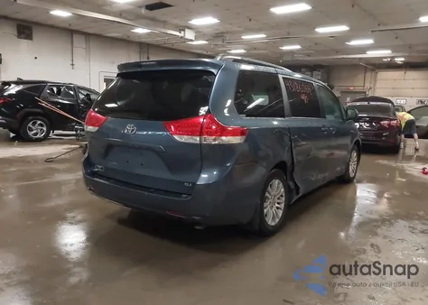 2014 Toyota Sienna Xle V6 8 Passenger z USA, uszkodzony, nr VIN 5TDYK3DC0ES452439